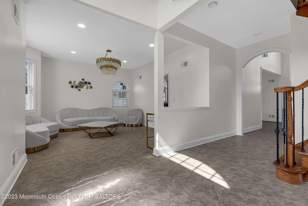 1607 Holbrook Street - Photo 4 of 38