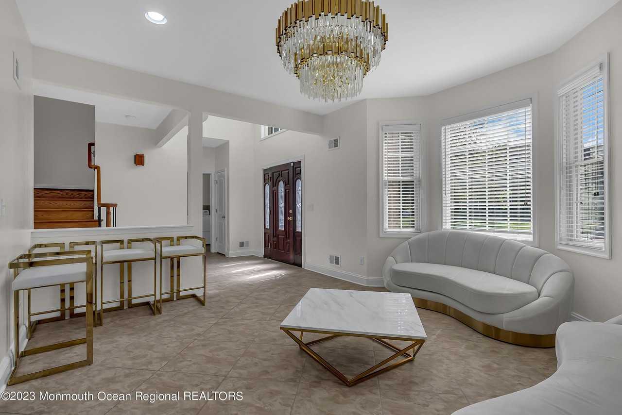 1607 Holbrook Street - Photo 6 of 38