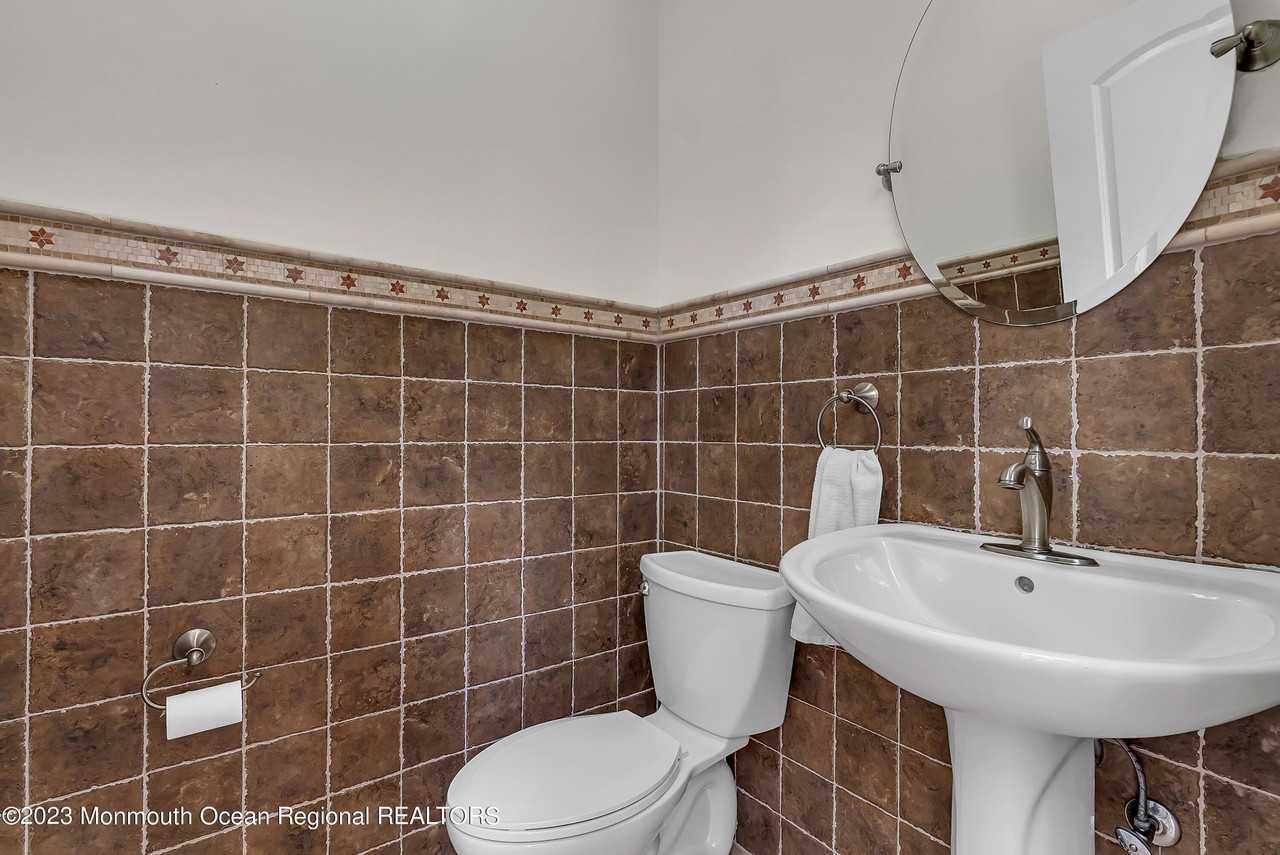 1607 Holbrook Street - Photo 7 of 38