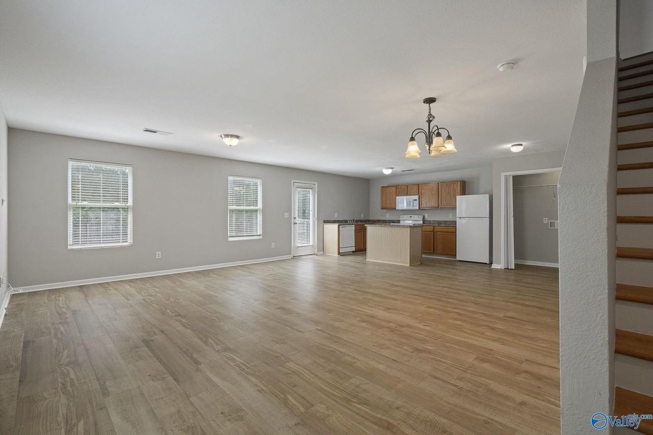 102 Whitestone Drive Northeast - Photo 5 of 28