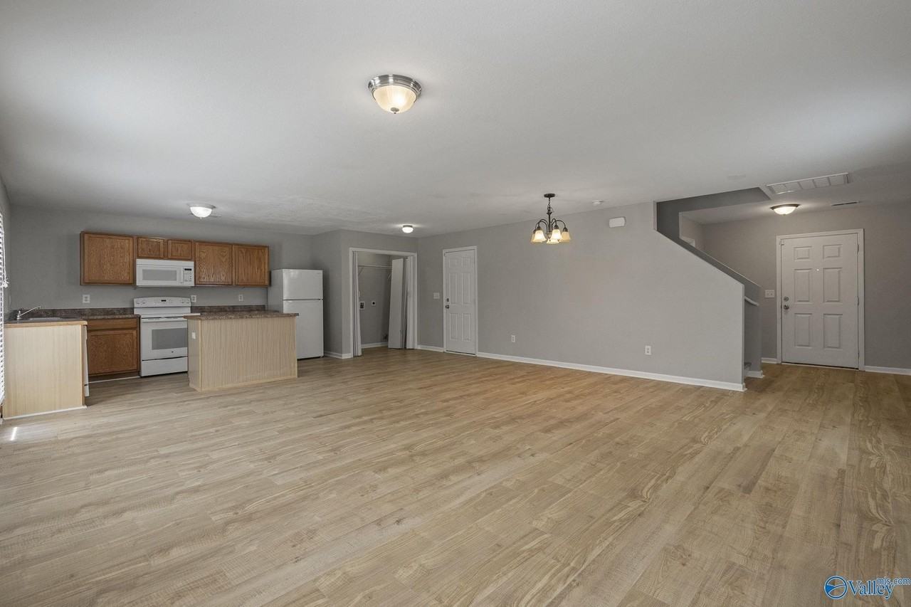 102 Whitestone Drive Northeast - Photo 6 of 28