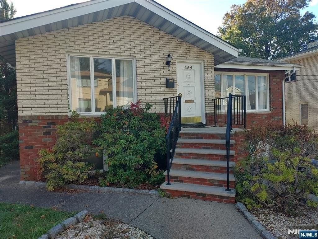 454 Westview Place - Photo 2 of 9