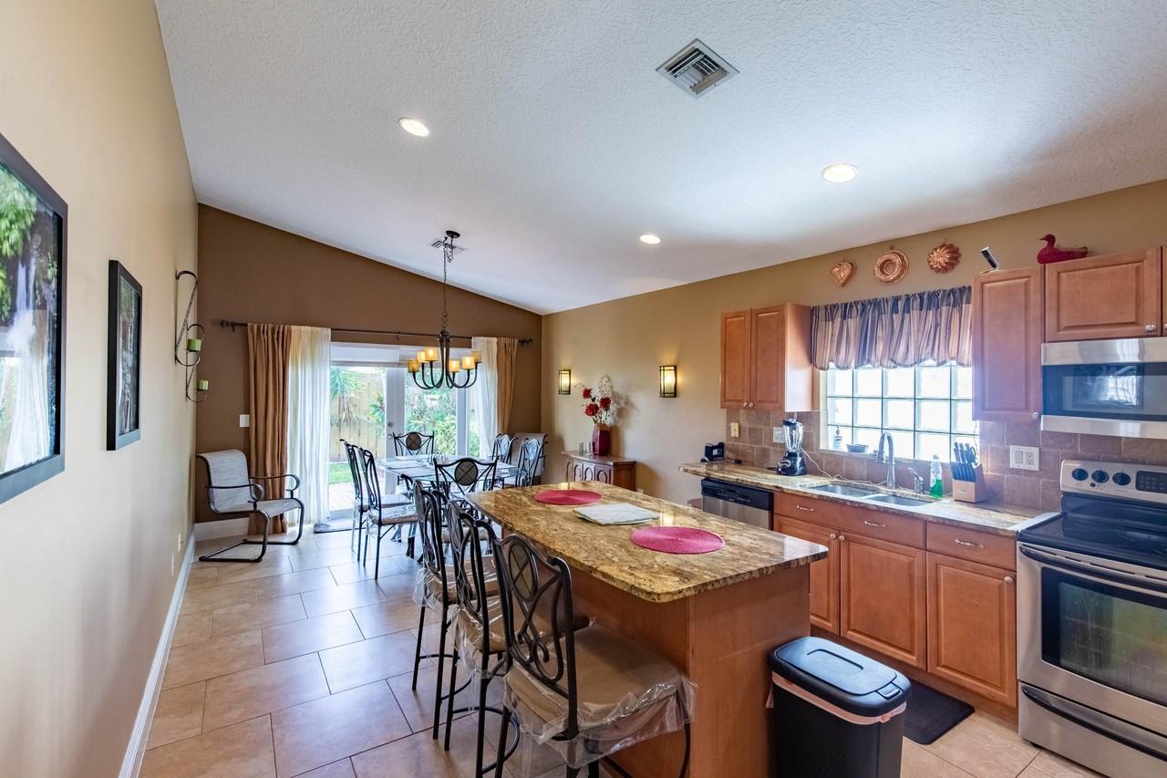 10746 Oak Bend Way - Photo 6 of 30