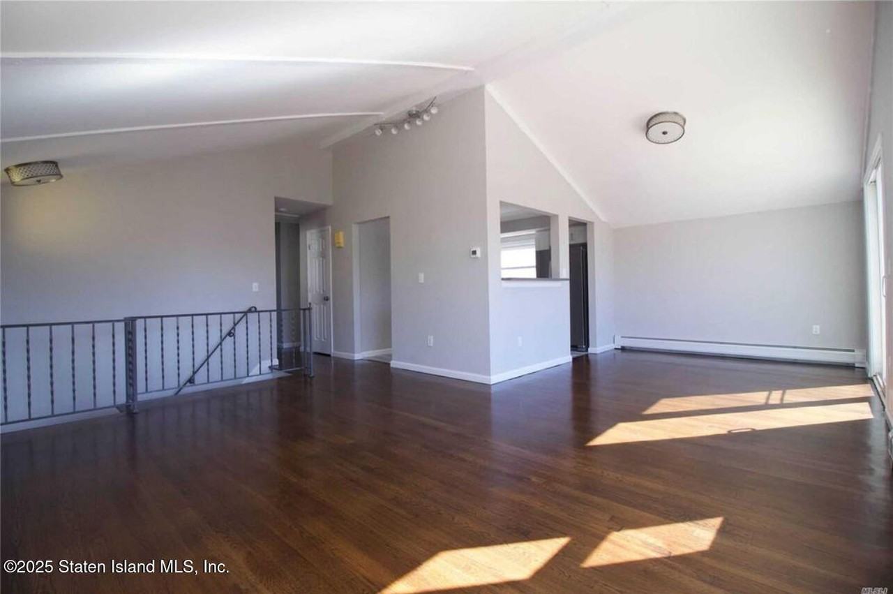 287 Lamport Blvd #2 - Photo 3 of 14