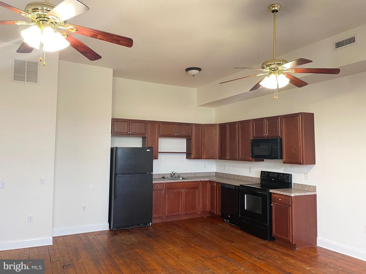 70 Clinton St - Photo 7 of 13