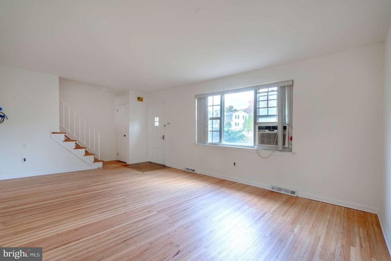 1558 Specht Place - Photo 4 of 50