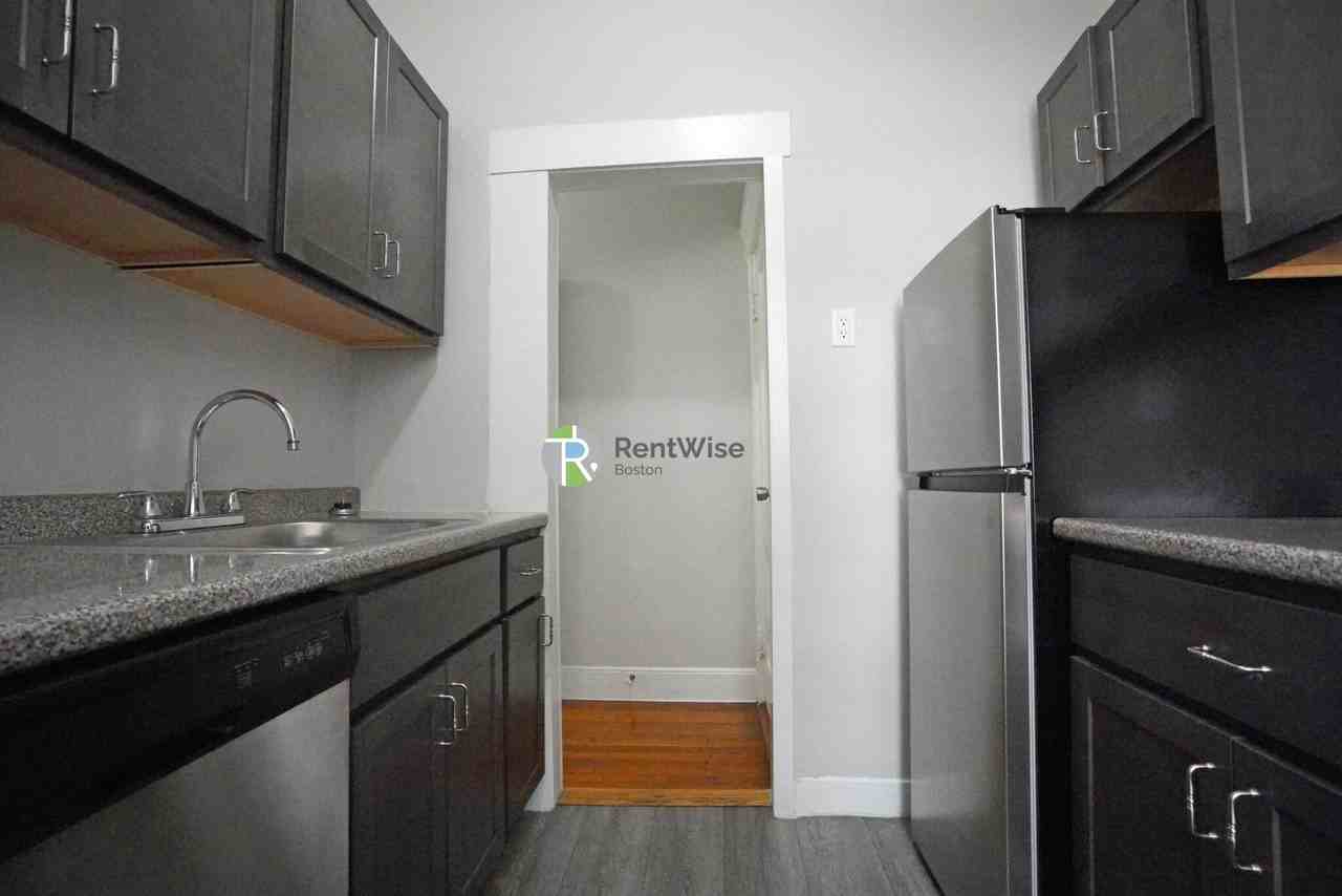 35 Gardner St #4 - Photo 5 of 15