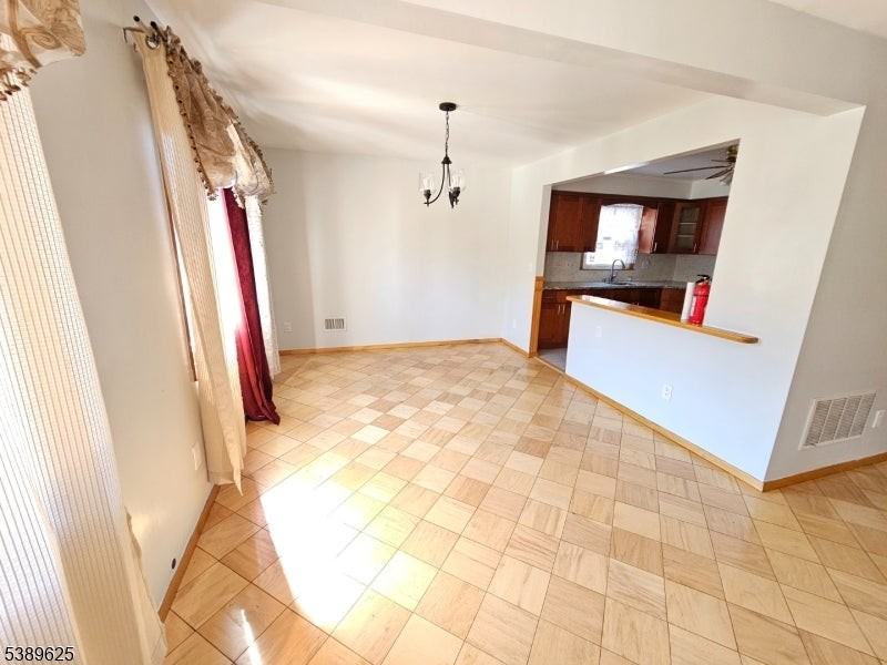 309 E Henry St - Photo 4 of 14