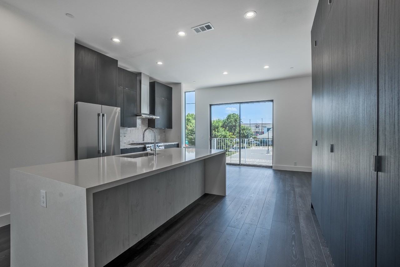 4322 Roseland Ave #9 - Photo 3 of 47