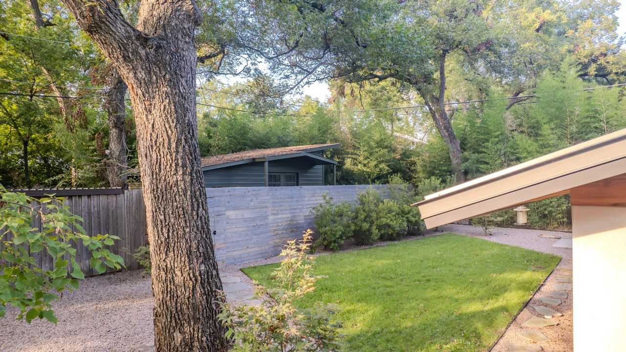 8571 Eustis Ave - Photo 7 of 47