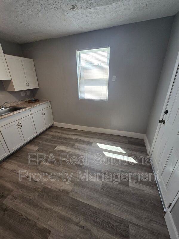861 Bassett Ave - Photo 5 of 20