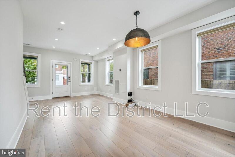 608 Roxboro Pl Nw - Photo 2 of 24