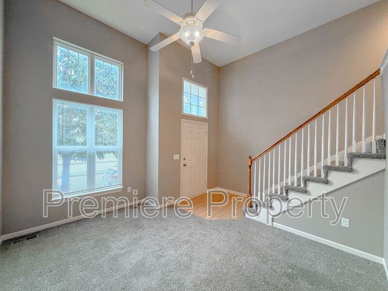 264 N Hedge Ln - Photo 2 of 22