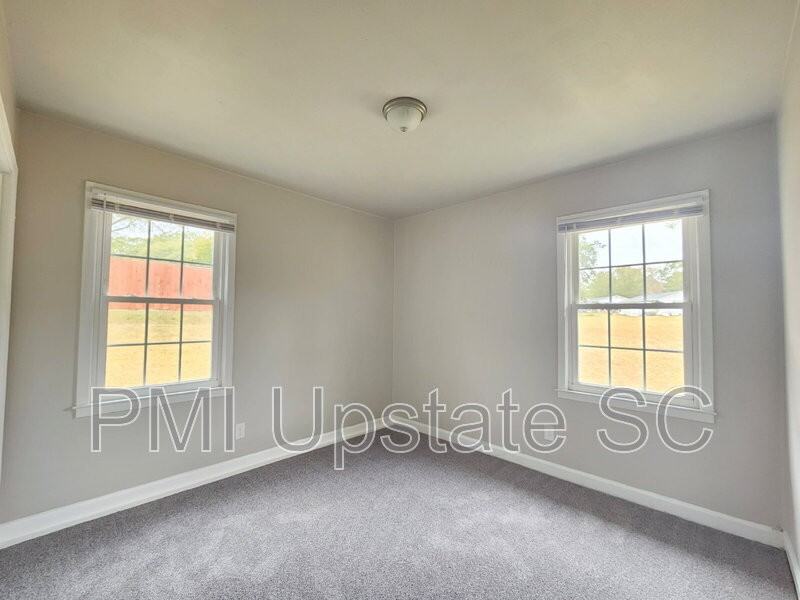 702D Fairview St - Photo 4 of 9