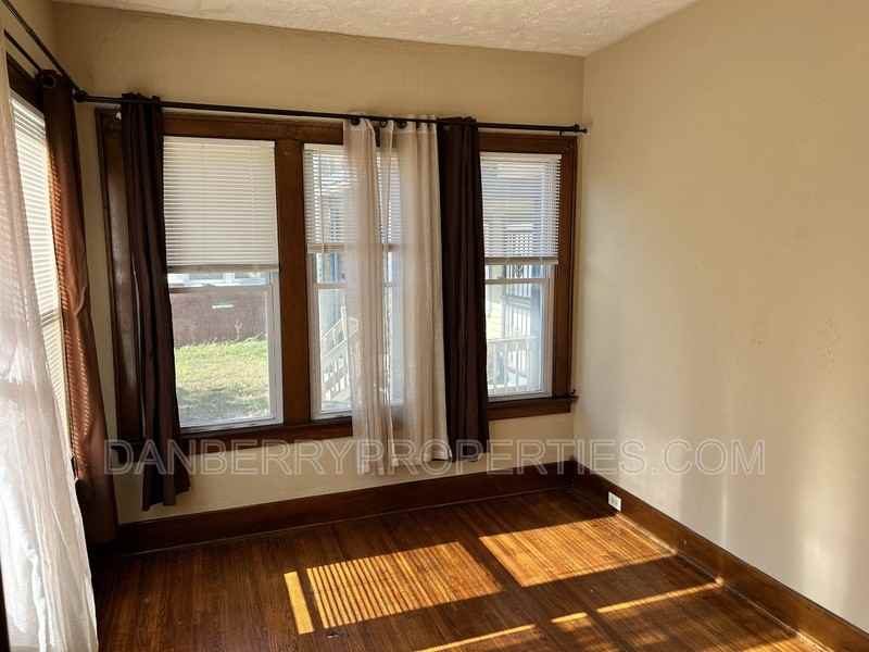 102 Melrose Ave - Photo 3 of 11