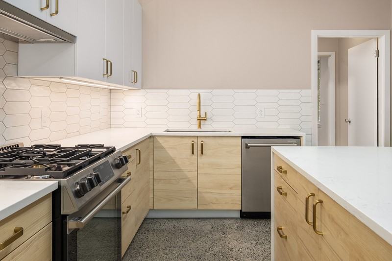 2562 Dexter Ave N - Photo 3 of 30