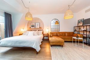 featured image of Ossington Ave & Dupont St