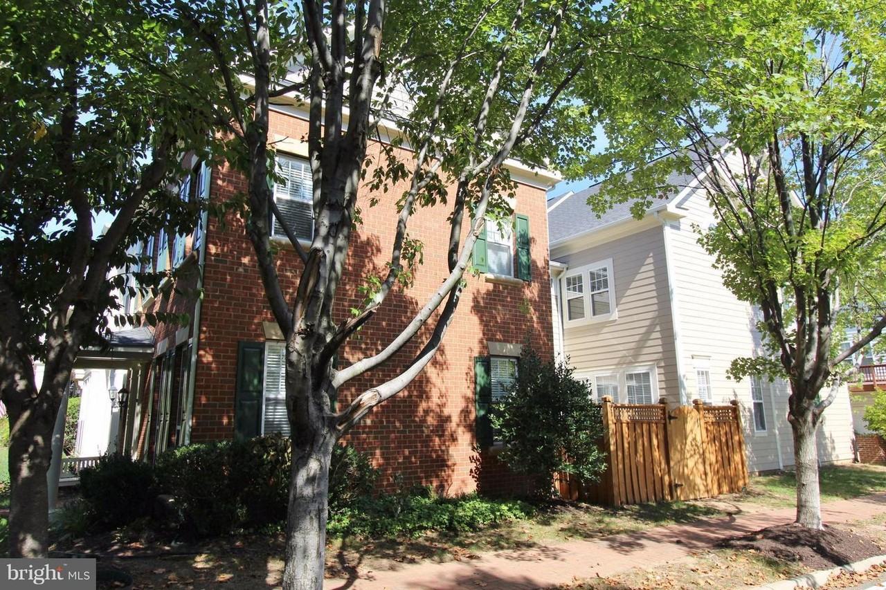 13800 Custis Sq - Photo 2 of 24