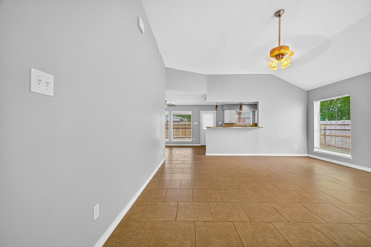 18402 Willow Moss Dr - Photo 7 of 39