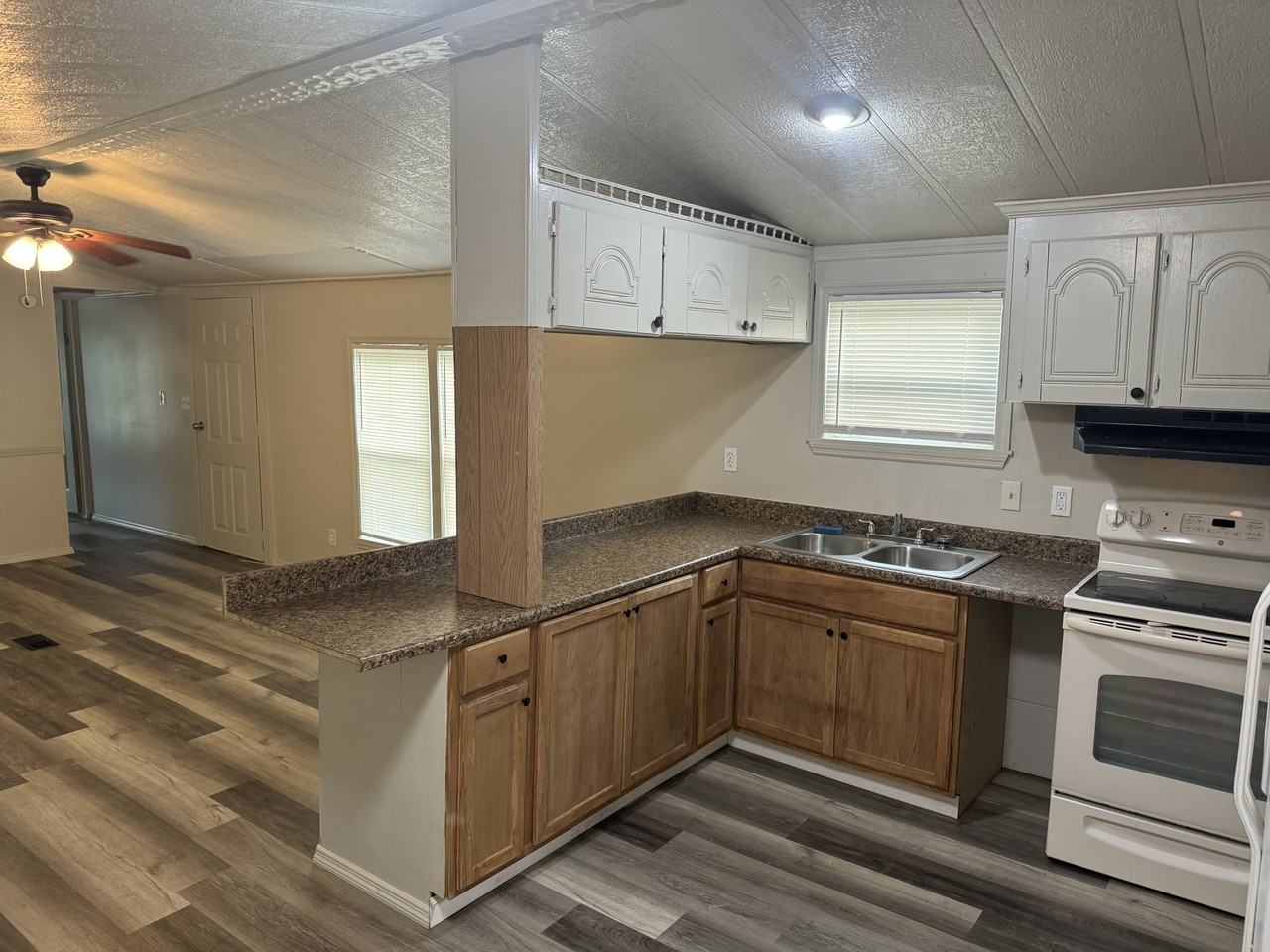 15905 Brenda St - Photo 3 of 11