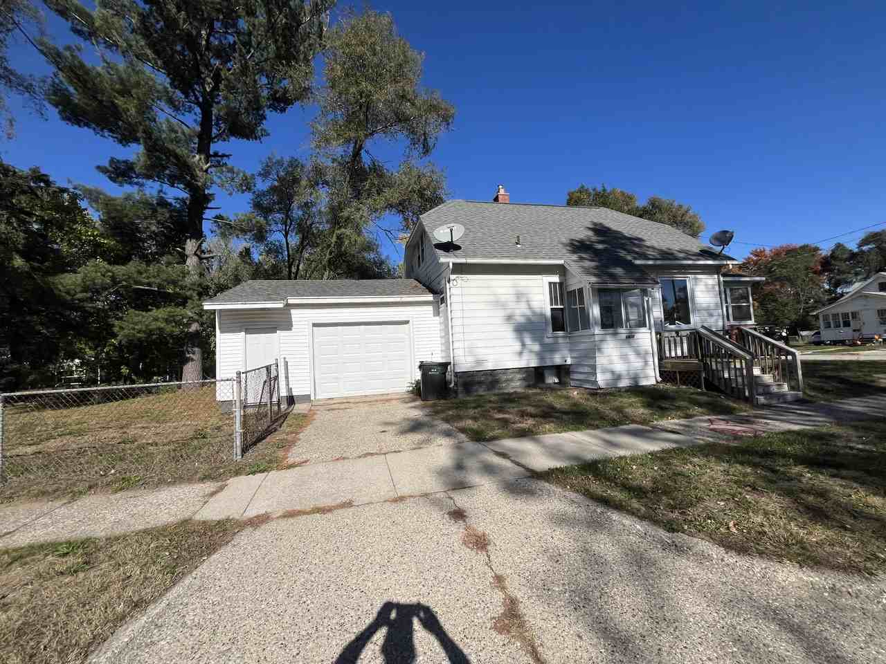 1417 Winters St - Photo 2 of 11