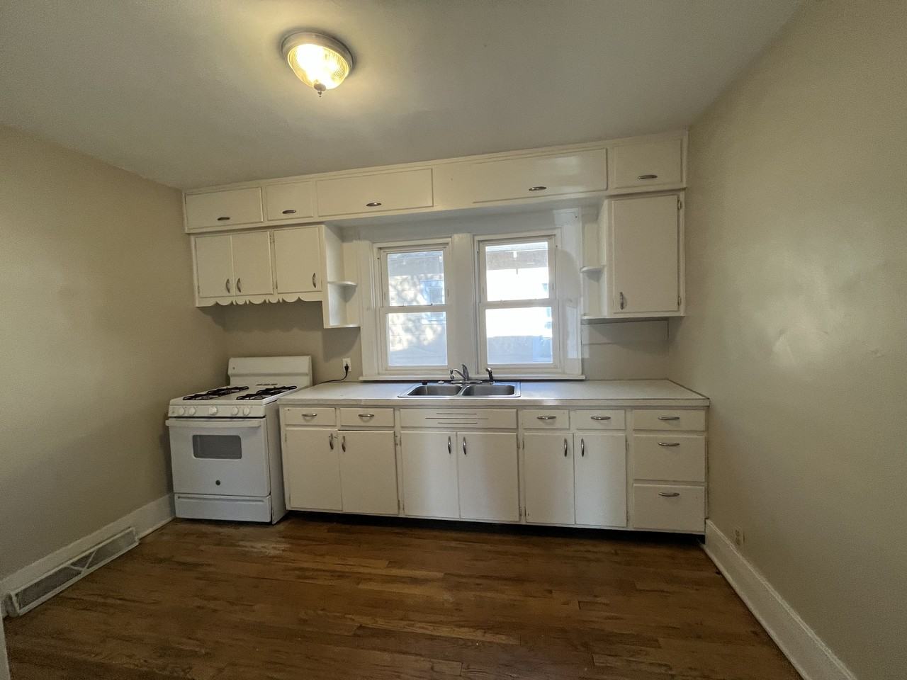 1417 Winters St - Photo 3 of 11
