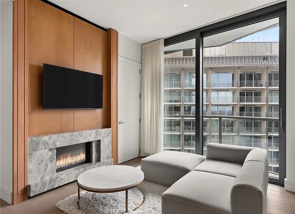 211 W Elm Ct - Photo 3 of 38