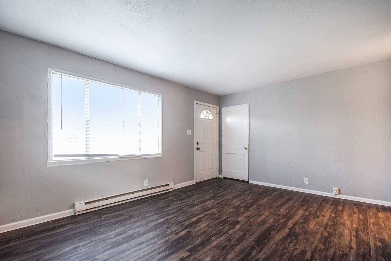 526 S Edison Ave - Photo 4 of 17