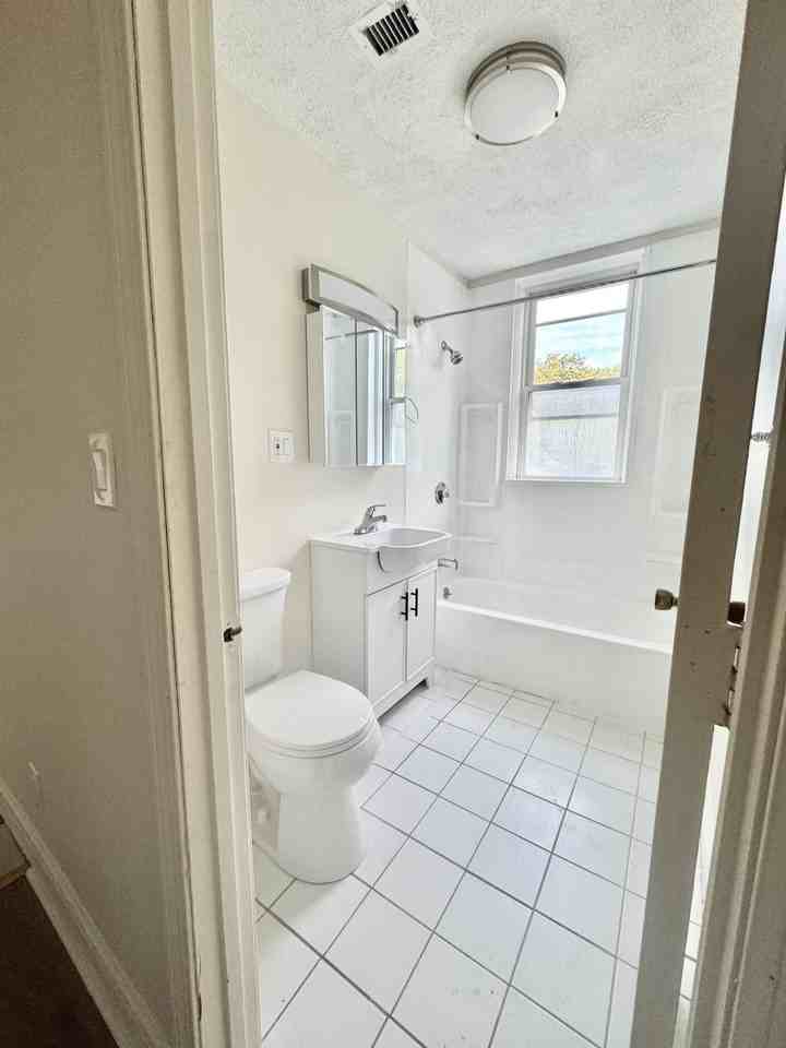 Commonwealth Avenue #303 - Photo 5 of 20