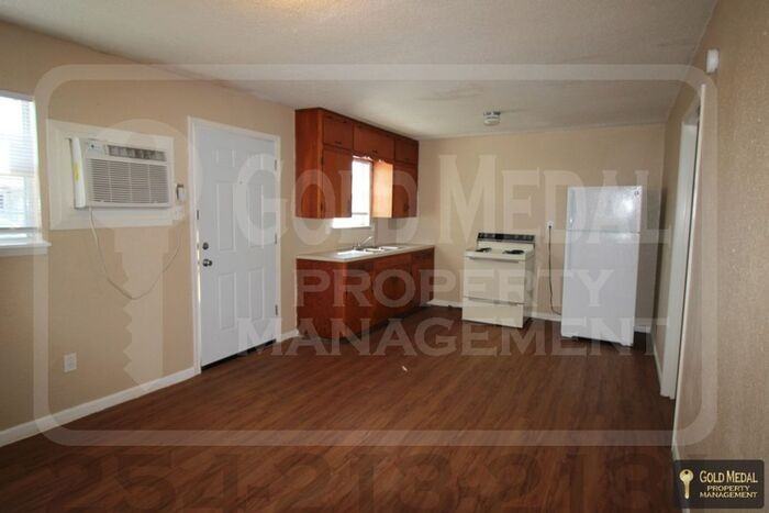 926 J R Ct - Photo 4 of 13