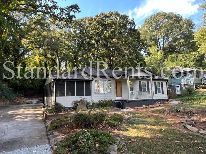 1752 Wenlock Ave Nw - Photo 3 of 32