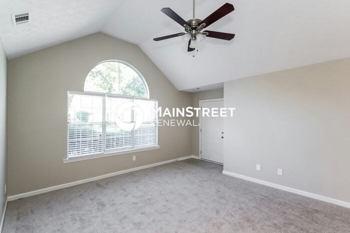 1136 Oakwood Manor Ct - Photo 3 of 15