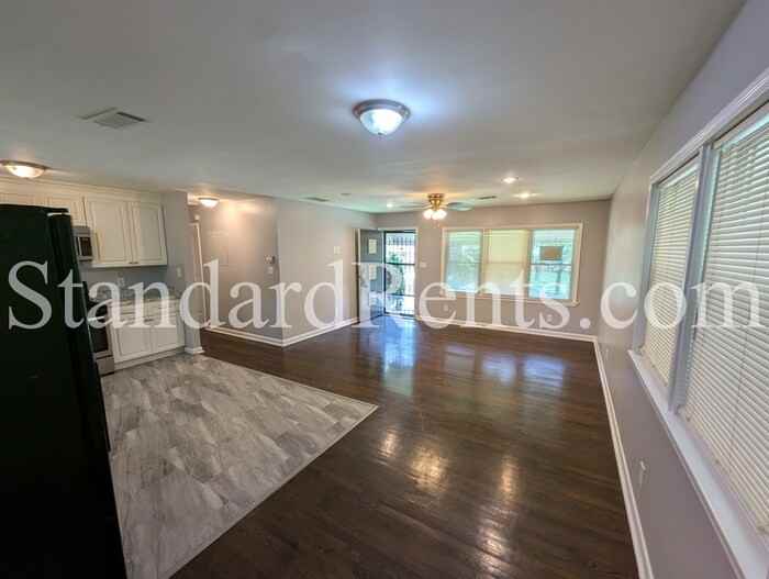 389 Woodstock Dr Sw - Photo 3 of 11