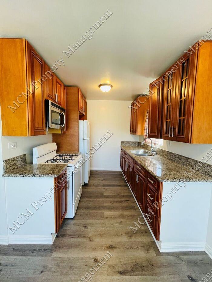 19419 Victory Boulevard #2 - Photo 4 of 11