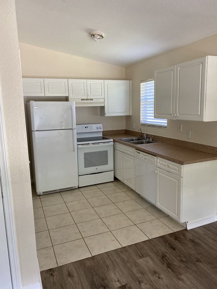 6131 E Pike St - Photo 2 of 10