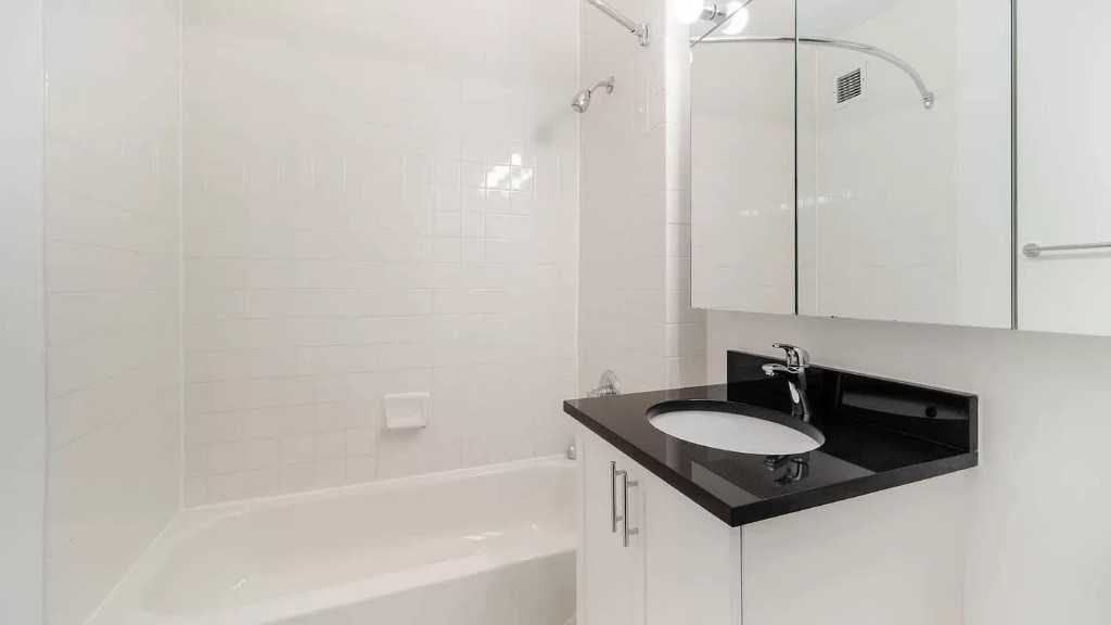 Broadway #2809 - Photo 4 of 5