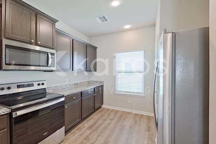712 St James Pl - Photo 5 of 27