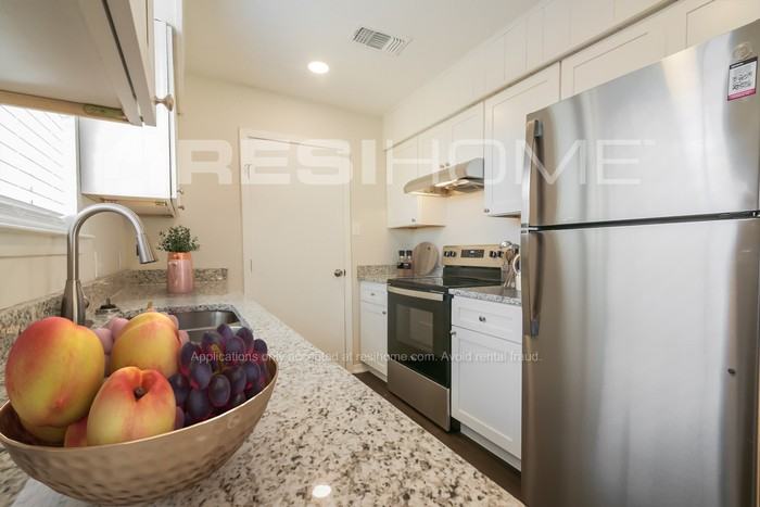 1712 Flemming Dr - Photo 3 of 17