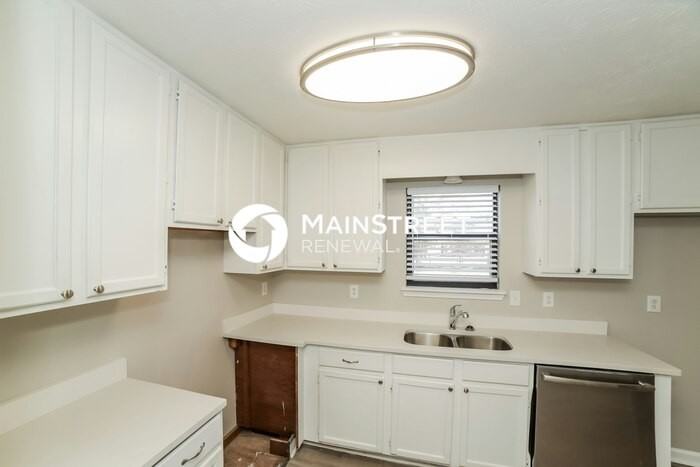 499 Woodland St - Photo 6 of 17