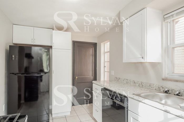 3006 Brentwood Ave - Photo 5 of 15