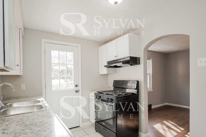 3006 Brentwood Ave - Photo 7 of 15