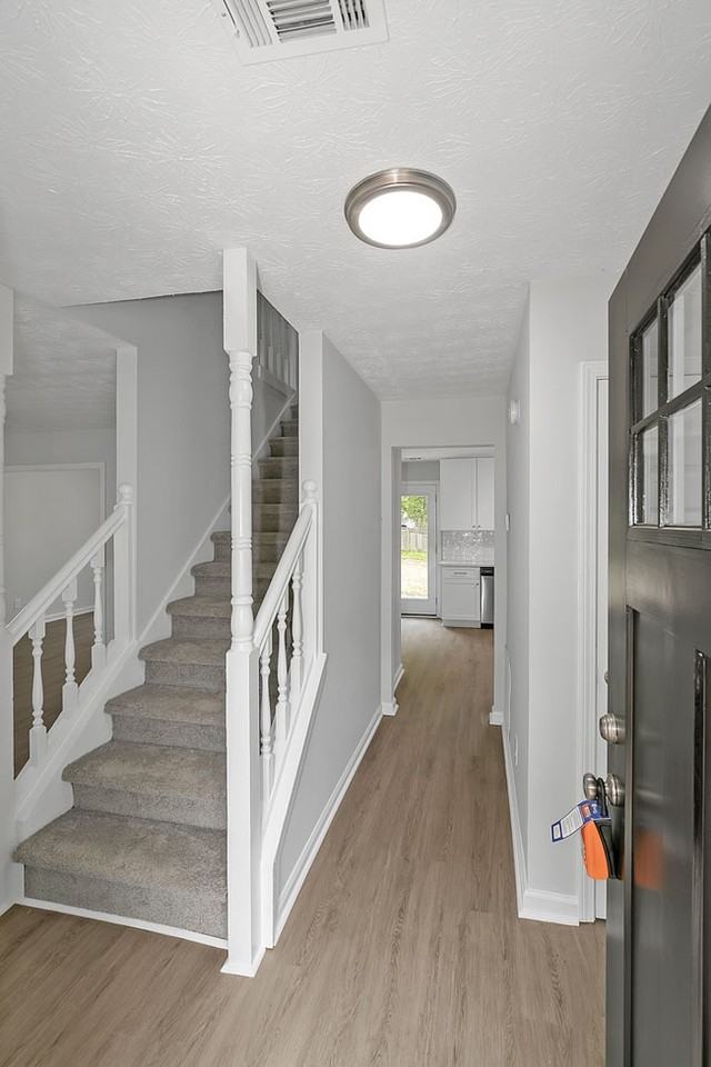 1250 Della Way - Photo 4 of 31