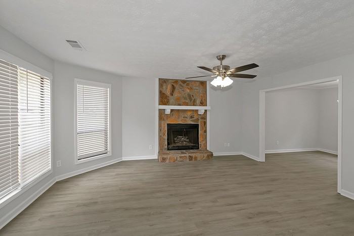 1250 Della Way - Photo 6 of 31