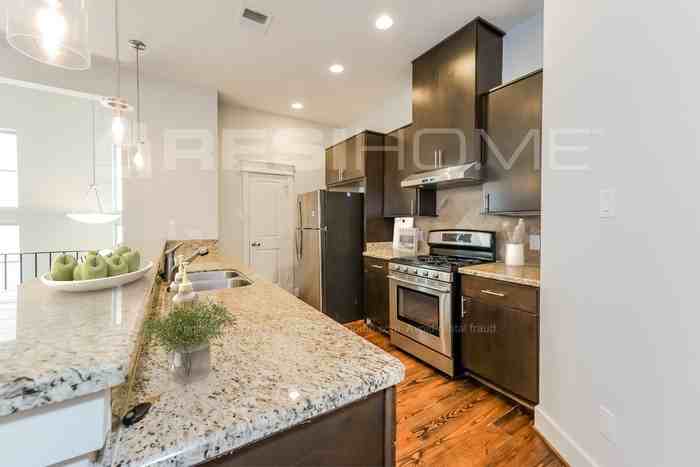 2210 Radcliffe St - Photo 2 of 18