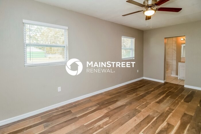 825 E Jackson Ave - Photo 3 of 18