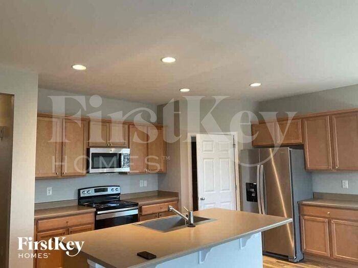 274 Iron Street - Photo 3 of 30