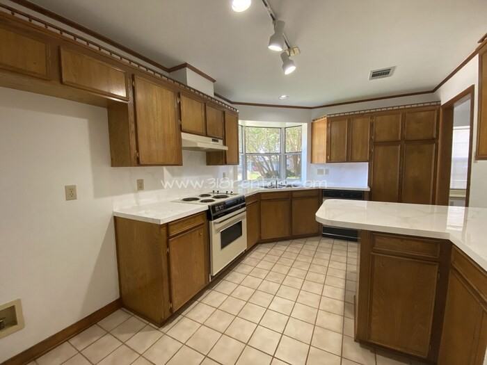 1301 Pecan Square - Photo 7 of 21