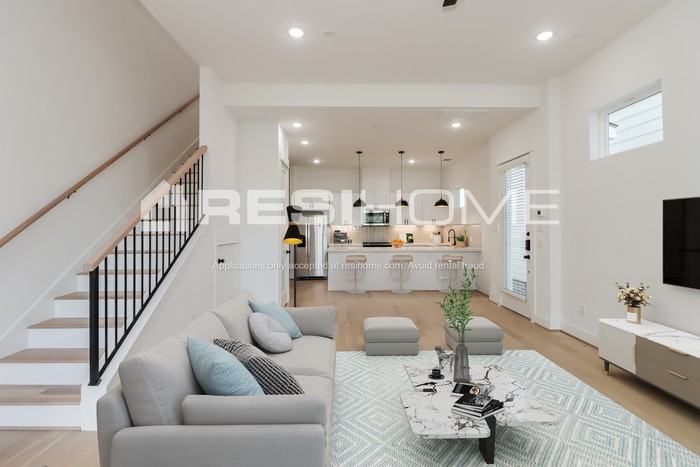 2509 Stuart St - Photo 4 of 22