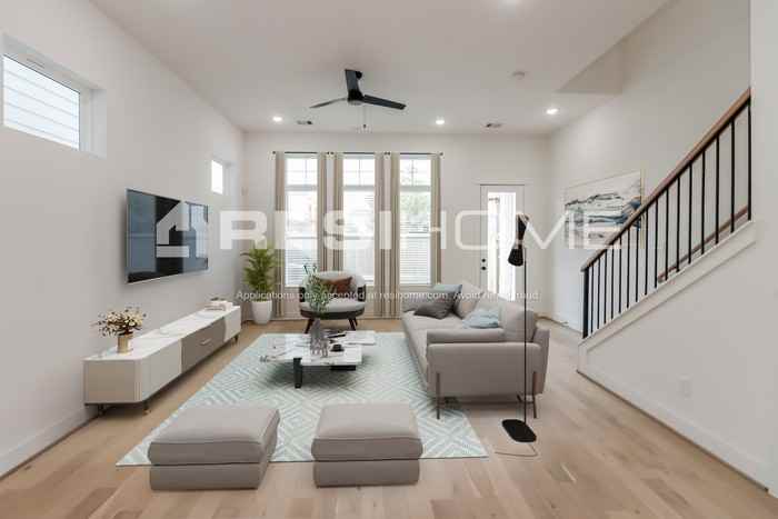 2509 Stuart St - Photo 6 of 22