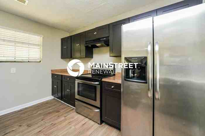 5517 Hadrian Ct - Photo 3 of 18